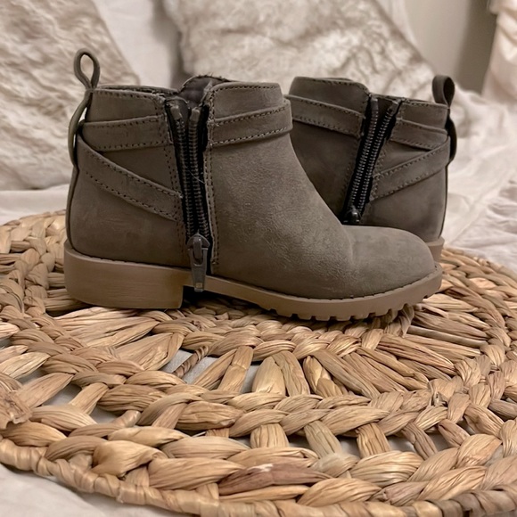 OLD NAVY Suede Taupe ankle boot. Little girls so 11. - Picture 2 of 6